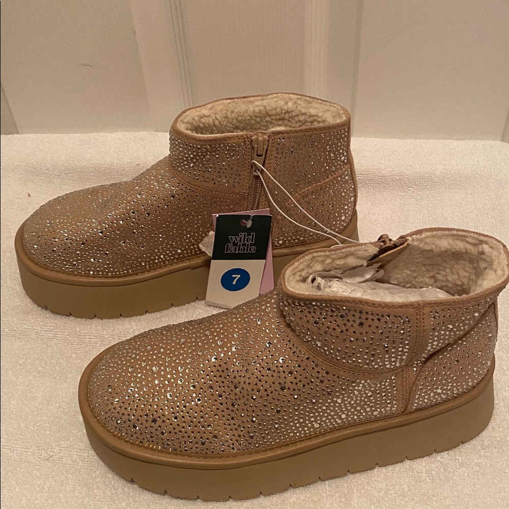 Wild Fable Beige Winter Boots with Rhinestones - Picture 7 of 7